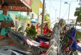 Poste é arrastado por caminhão e cai sobre veículos; ninguém ficou ferido