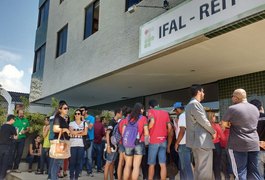 Servidores do IFAL paralisam atividades e fazen protesto