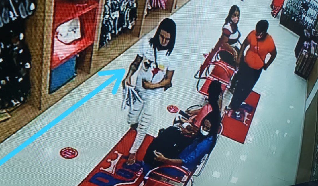 Câmera flagra dupla furtando sandálias em loja de Arapiraca; assista