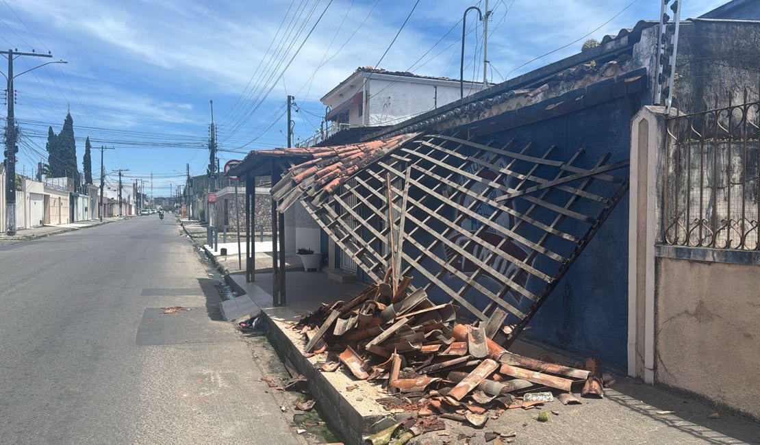 Carro invade calçada e derruba puxadinho de imóvel no bairro Brasília
