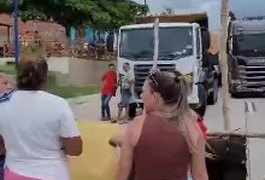 Caso Ana Beatriz: Trecho da BR-101 é bloqueado por grupo que cobra resposta das autoridades, em Novo Lino