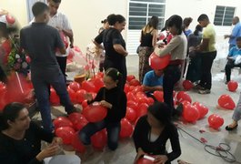 Projeto de igreja evangélica espalha balões com mensagens em residências do bairro Bom Sucesso