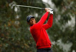 Jogador de golfe Tiger Woods é hospitalizado após acidente de carro nos EUA