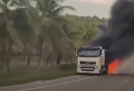 Carreta pega fogo em trecho da BR-349, entre Jequiá da Praia e Roteiro