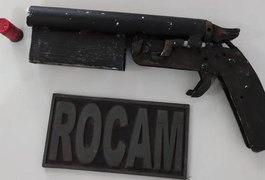 Popular suspeita, avisa à polícia e dupla acaba detida com arma calibre 12, em Arapiraca