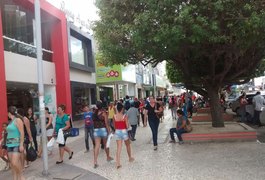 Às vésperas do Natal, consumidores lotam centro e shopping de Arapiraca