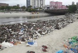 Após chuvas, garis voltam à Praia da Avenida para retirar toneladas de lixo