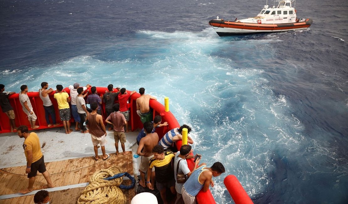 Barcos com imigrantes naufragam na Itália e deixam 30 desaparecidos