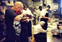 Jurado do “Masterchef” causa polêmica ao apontar arma para funcionários: “Padrão e qualidade 100%”