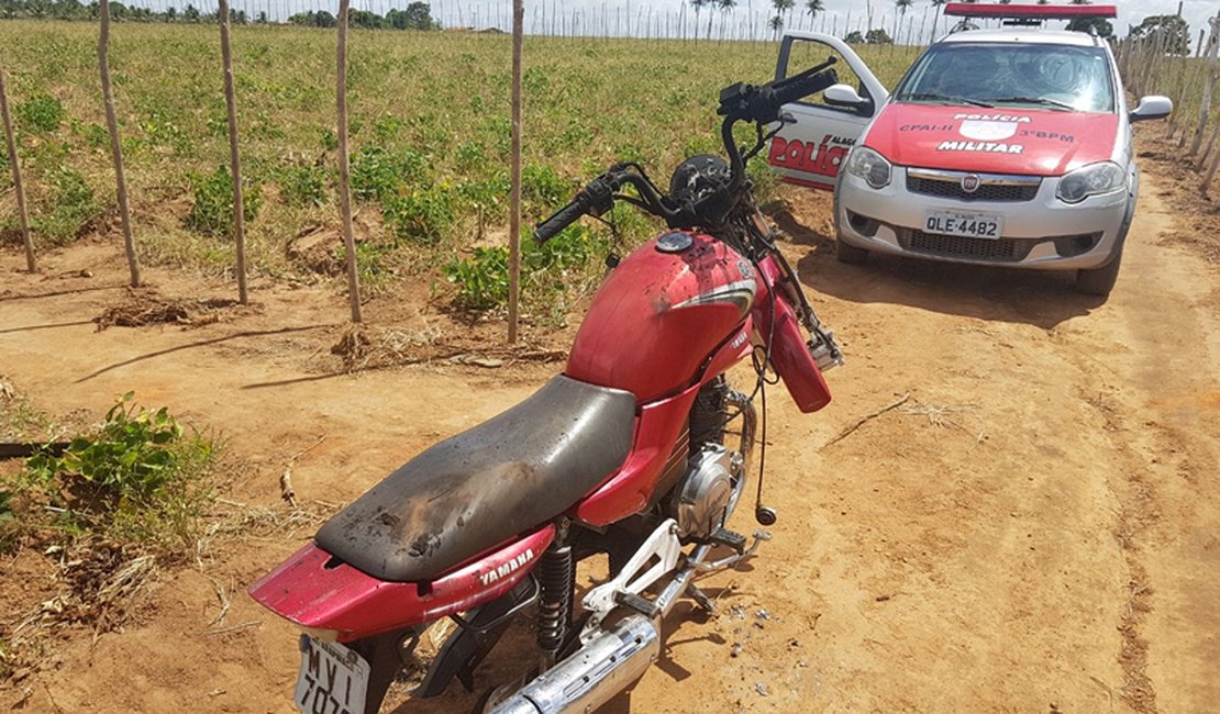 Policiais militares recuperam motocicleta roubada em Feira Grande