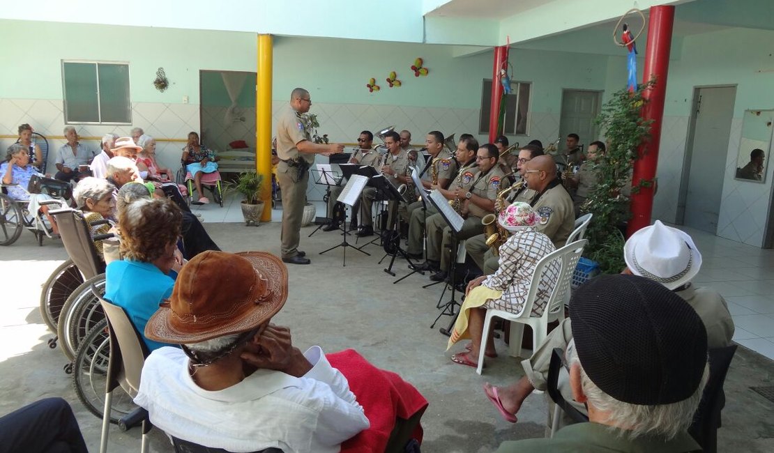 3º BPM realiza entrega de fraldas geriátricas para a Fundação Antônio Jorge, em Arapiraca