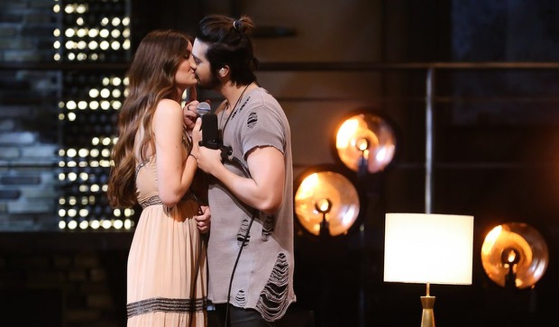 Luan Santana e Camila Queiroz se beijam em gravação de DVD