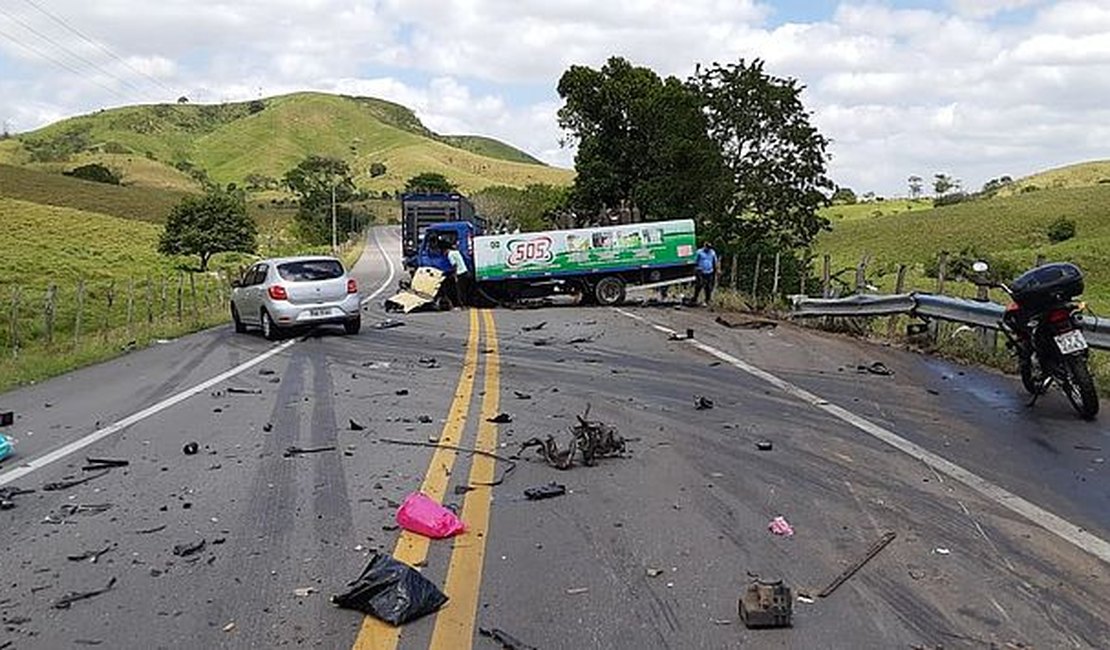 Colisão entre carro e caminhão deixa três mortos no interior de Alagoas