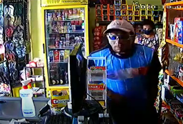 Imagens mostram criminoso assaltando mercadinho no Agreste