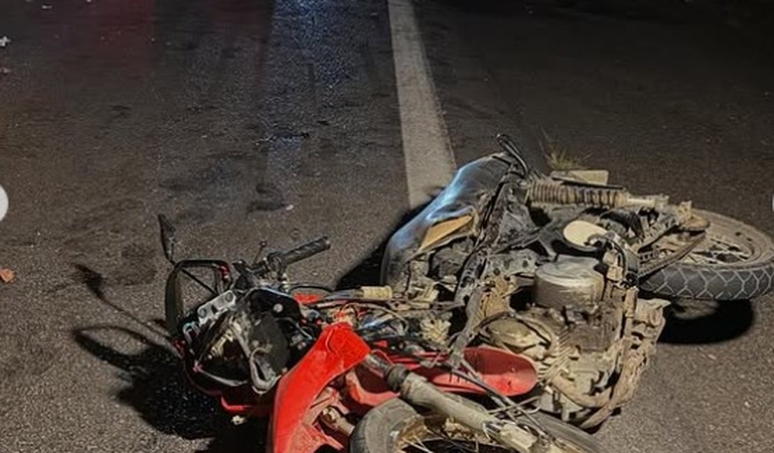 Motociclista morre após colisão de moto com caçamba e Saveiro, na BR-423, em Delmiro Gouveia