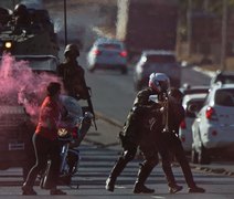 Militante do PT é detido ao tentar impedir passagem de tanques em desfile
