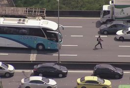 Bandidos tomam ônibus escolares para fazer barricadas na Linha Vermelha, no RJ