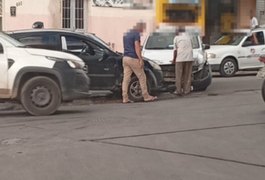 Colisão envolve dois carros nas proximidades de cruzamento no bairro Cavaco