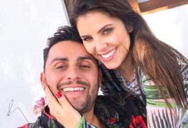 Mano Walter faz juramento do dedinho com a namorada: 'O amor a tornou forrozeira'