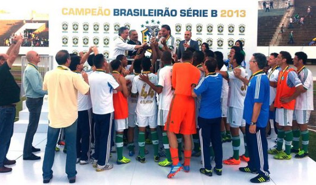 Palmeiras recebe taça de campeão com goleada de 4 a 1