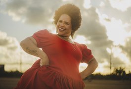 Mel Nascimento lança o clipe Ô Mulé em homenagem às mulheres alagoanas no Theatro Homerinho