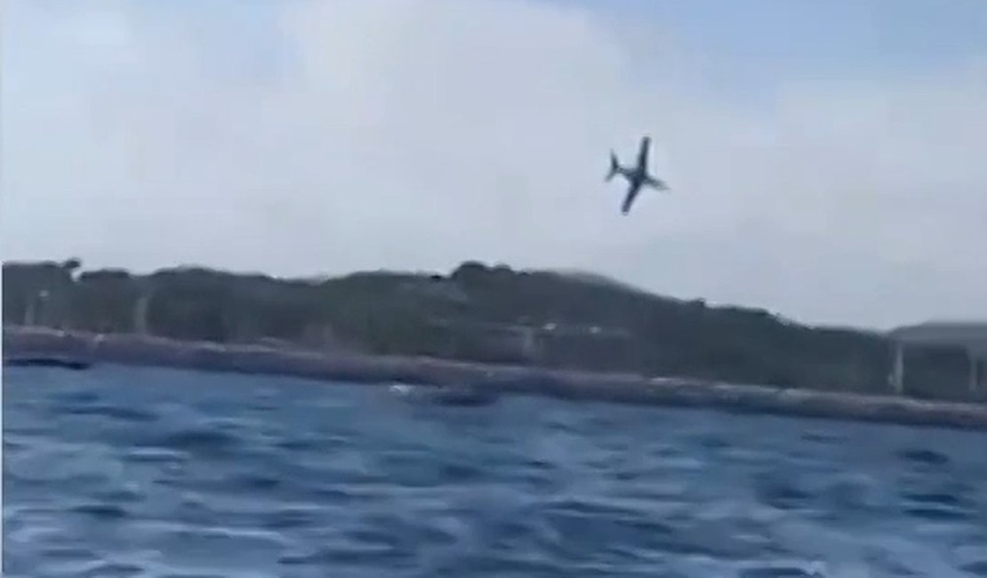 Avião cai no mar durante show aéreo e piloto está desaparecido