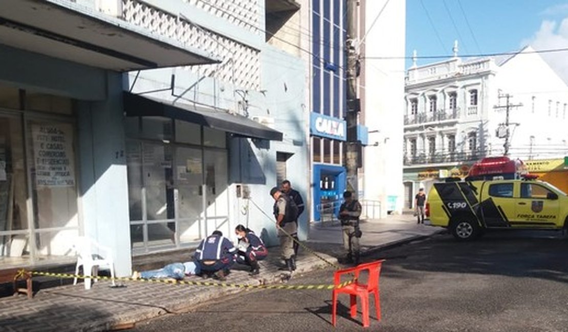 Homem é assassinado a tiros no centro de Maceió