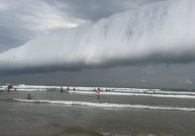 Fenômeno meteorológico, 'nuvem de rolo' chama a atenção no litoral de SP