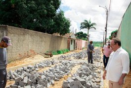 Prefeito Luciano acompanha construção de unidade de ensino e pavimentação de ruas na Vila Capim