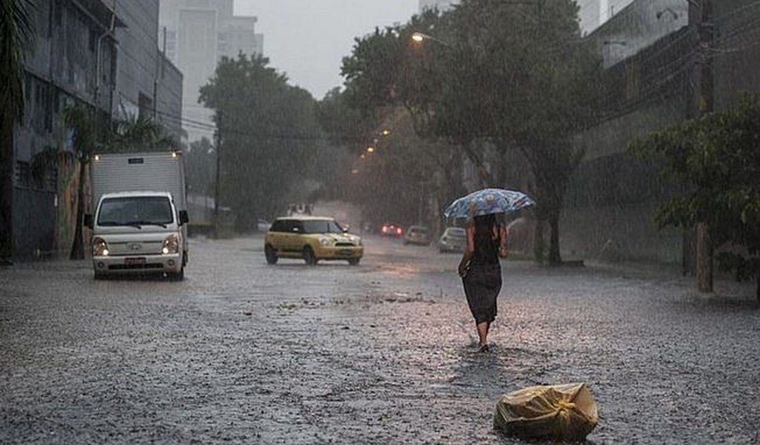 Capital paulista tem chuva com granizo e entra em estado de atenção