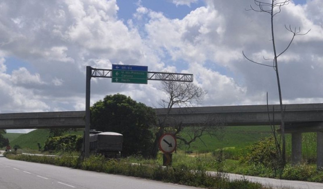 Acidente entre carro e caminhonete deixa um morto na BR-104, em AL