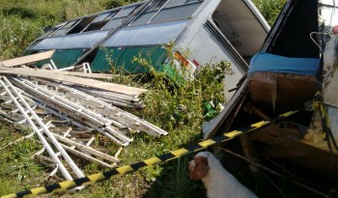 Ônibus de circo tomba e deixa feridos em Alagoas