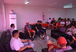 Diretoria, elenco e comissão técnica se reúnem para reforçar táticas antes do jogo com Vitória