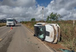 Condutor perde o controle da direção e capota veículo em Arapiraca