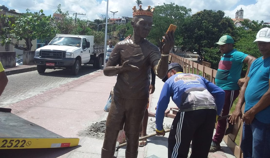 Estátua de Carlinhos Maia é retirada de orla, em bairro de Penedo