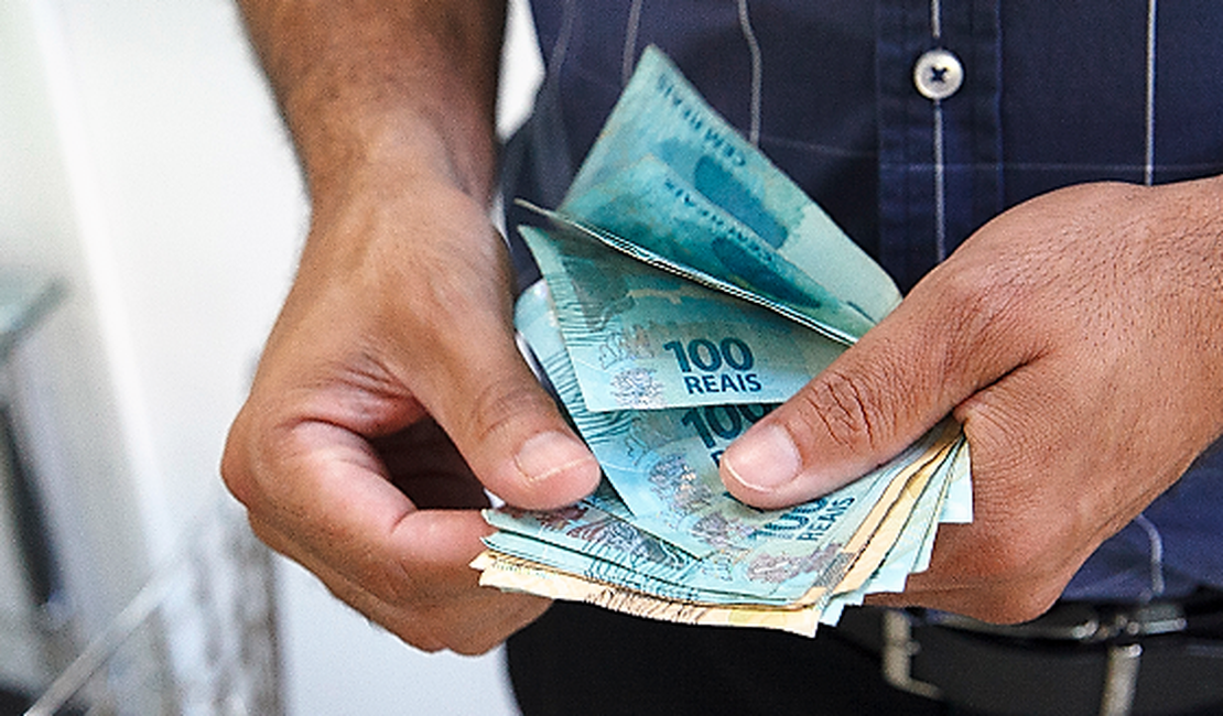 Governo prevê salário mínimo a R$ 1.421 mil em 2024