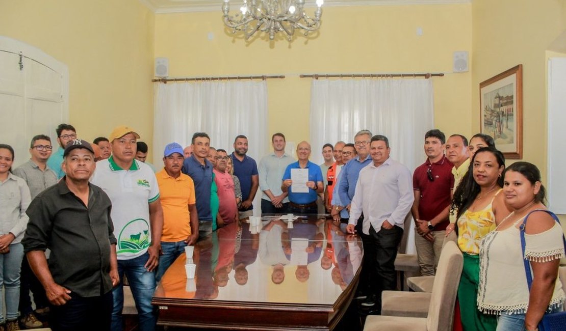 Ronaldo Lopes assina ordens de serviço para construir nova ponte e recuperar escola da Ponta Mofina