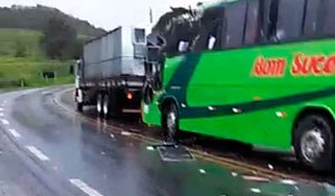 Duas pessoas ficam feridas em colisão entre carreta e ônibus, em São Miguel dos Campos