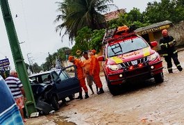Motorista fica preso às ferragens após carro colidir contra poste na zona rural de Arapiraca