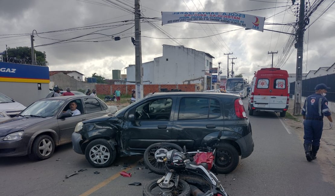 Motociclista colide em veículo de passeio que avançou em avenida movimentada de Arapiraca