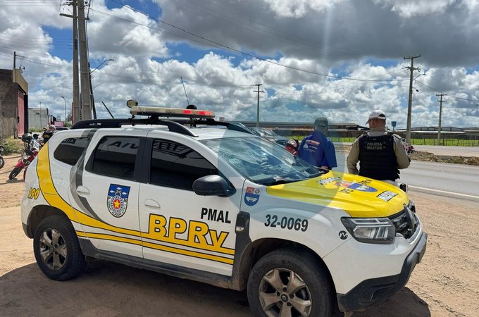 Casal é atingido por carro e fica ferido na AL-110, no bairro Batingas