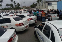 Taxistas realizam protesto contra o Uber em Maceió