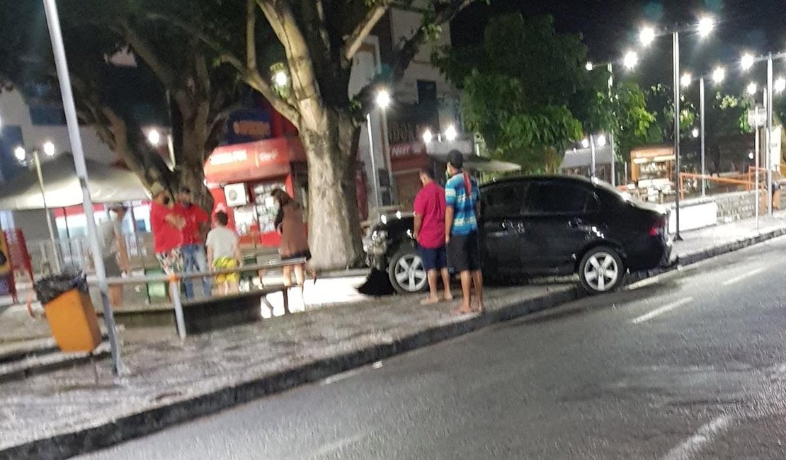 Motorista perde controle de carro e invade a Praça Marques da Silva