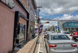 VÍDEO. Ladrão furta mala com 300 armações, notebook e celular de ótica, em Arapiraca; proprietário oferece recompensa