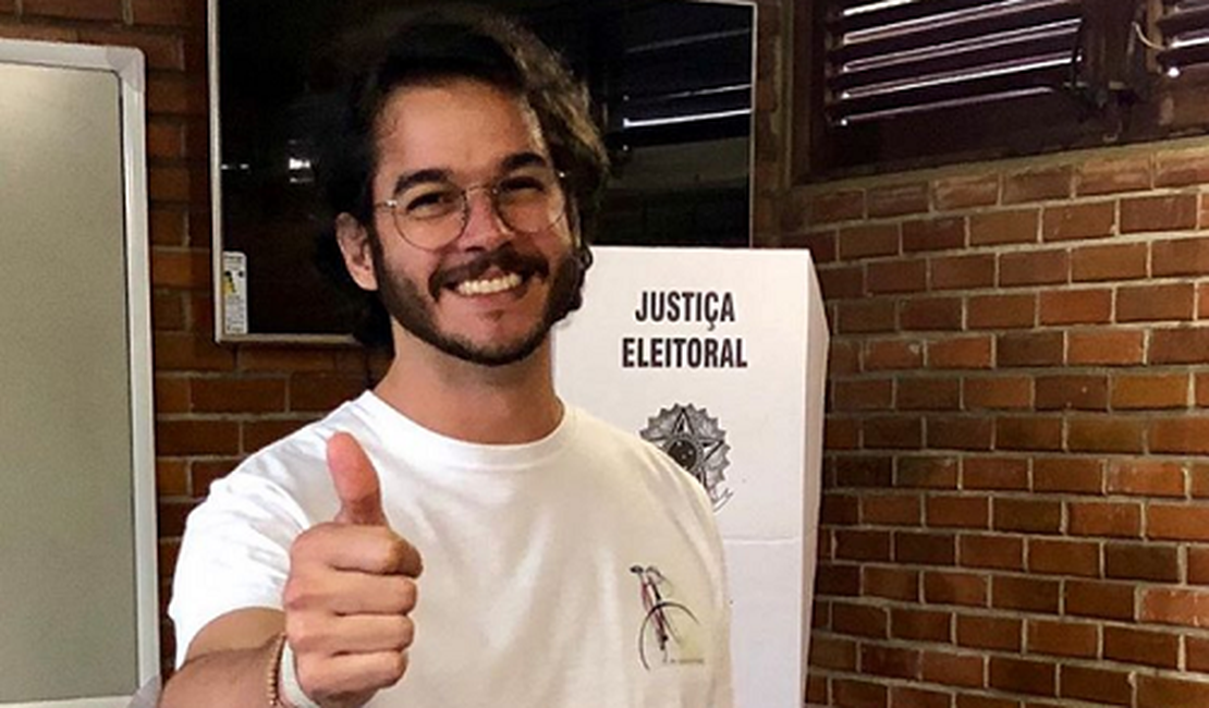 Fátima Bernardes parabeniza namorado eleito deputado federal em PE