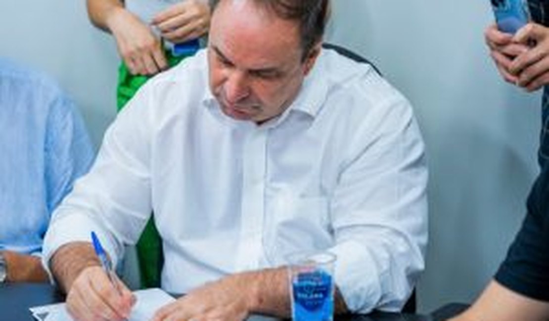 Luciano Barbosa libera duas folhas no rateio do Fundeb aos profissionais da educação