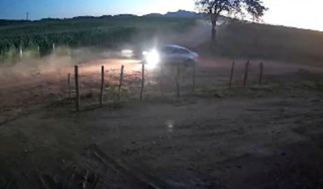 Sete criminosos armados e com rostos cobertos roubam carro na zona rural de Girau do Ponciano