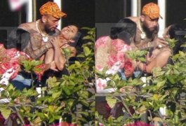 Paparazzi flagra Chris Brown 'enforcando' uma mulher