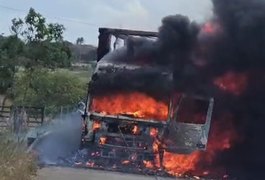 Batida deixa duas pessoas gravemente feridas e carreta é destruída por incêndio, em São Sebastião