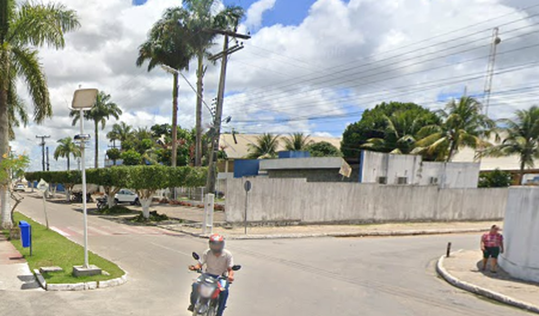 Homem é morto a tiros e pedradas perto do Fórum de Campo Alegre